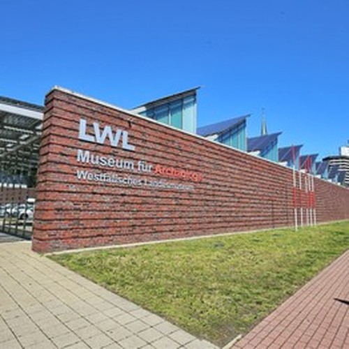 Ein moderner Gebäudekomplex des Museums aus Glas und Backstein