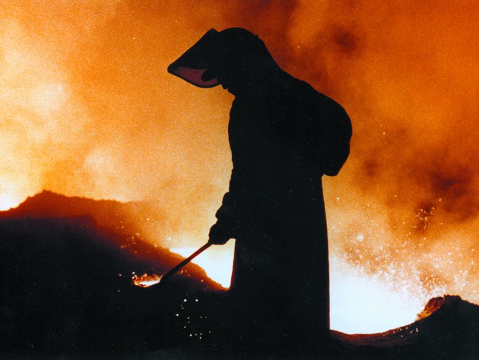 Silhouette eines Arbeitenden der Henrichshütte im Feuerschein. Silhouette eines Arbeitenden der Henrichshütte im Feuerschein.