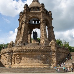 Das Kaiser Wilhelm-Denkmal: Zwei Treppen führen links und rechts zur Statue hoch, diese steht unter einem Stein-Baldachin.