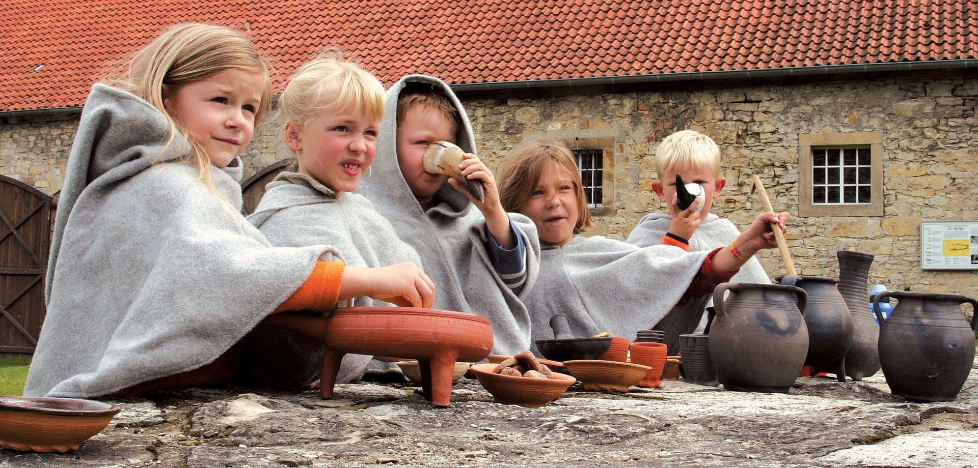 Kinder verkleidet in Mönchskutte in der Stiftung Kloster Dalheim