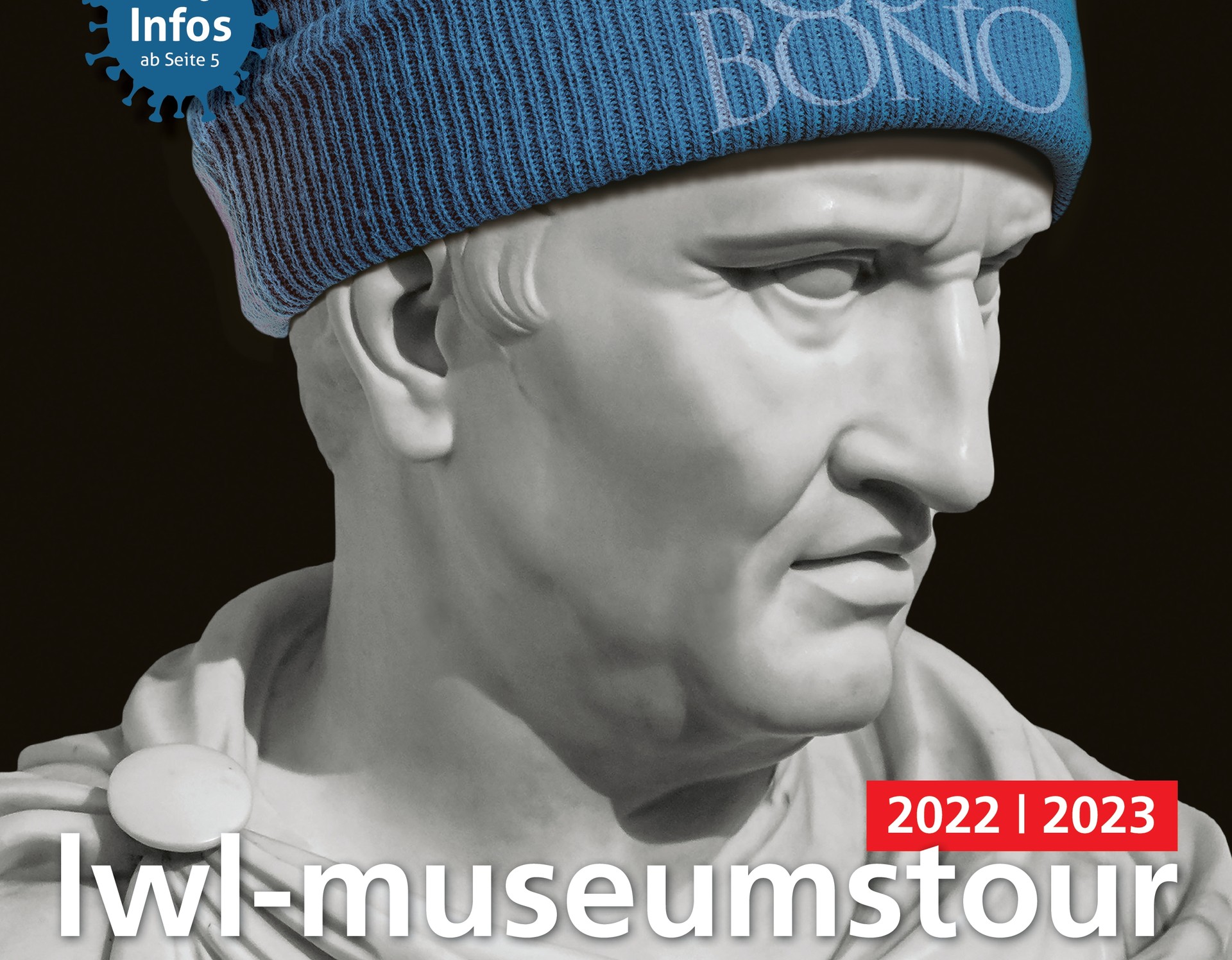 Titelbild der LWL-Museumstour 2022/2023: Eine Büste von Marcus Tullius Cicero, die eine blaue Mütze mit der Aufschrift "Cui bono" trägt.