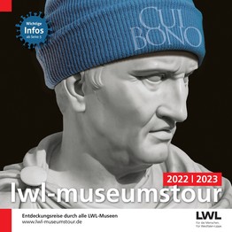 Titelbild der LWL-Museumstour 2022/2023: Eine Büste von Marcus Tullius Cicero, die eine blaue Mütze mit der Aufschrift "Cui bono" trägt.