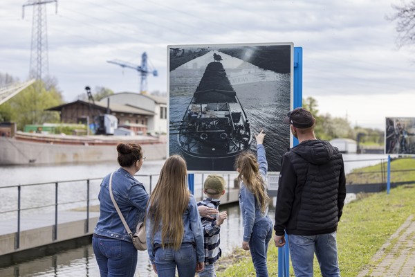 Zwei Personen zeigen auf das Plakat der Ausstellung "775 - Westfalen".