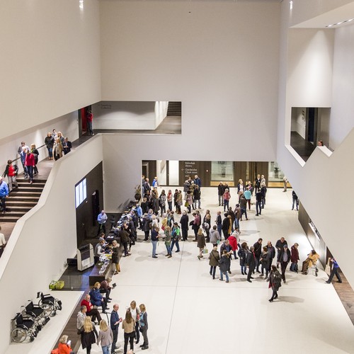 Foyer des LWL-Museums für Kunst und Kultur mit vielen Besuchern, die sich dort aufhalten.