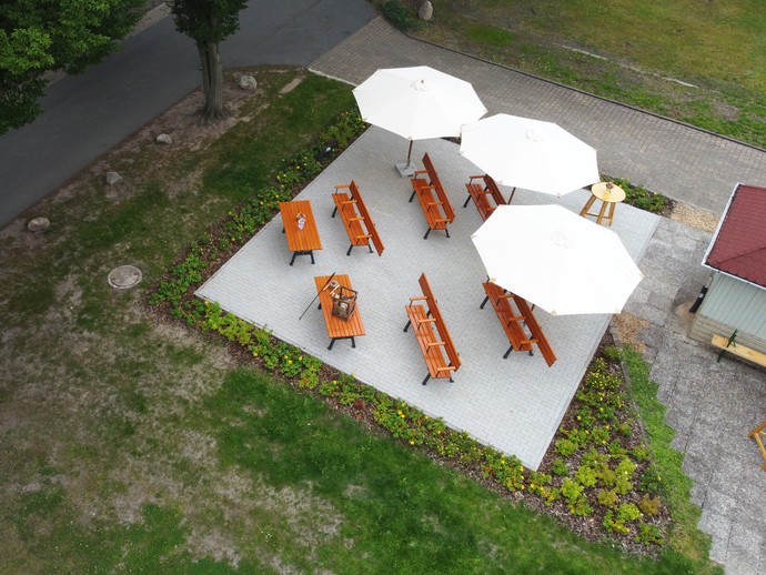 Ein Luftbild der barrierefreien Terrasse im LWL-Museum Glashütte Gernheim Ein Luftbild der barrierefreien Terrasse im LWL-Museum Glashütte Gernheim