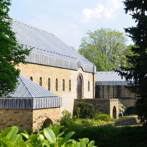 Das Museum befindet sich in der wieder aufgemauerten Pfalz  Heinrichs II. aus dem 11. Jahrhundert.