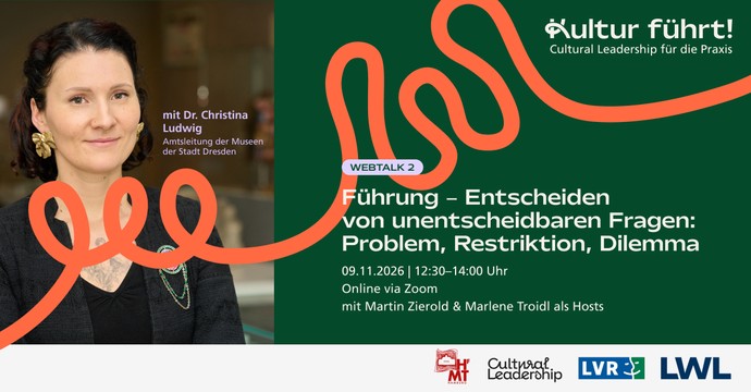 Porträt einer Frau mit dunklen Haaren und schwarzem Oberteil neben Text zu einem Online-Webtalk über Führung mit Datum, Uhrzeit und Gastgebern auf grünem Hintergrund mit orangefarbenen Linien und Logos.