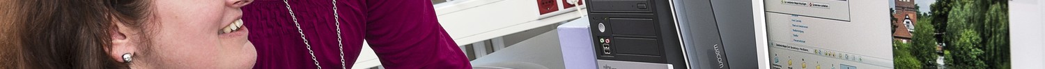 LWL Medienzentrum für Westfalen, Bildarchiv: Archivarinnen Elke Fleege und Rabea Plantenberg bei der Dokumentation aktueller Fotografien.