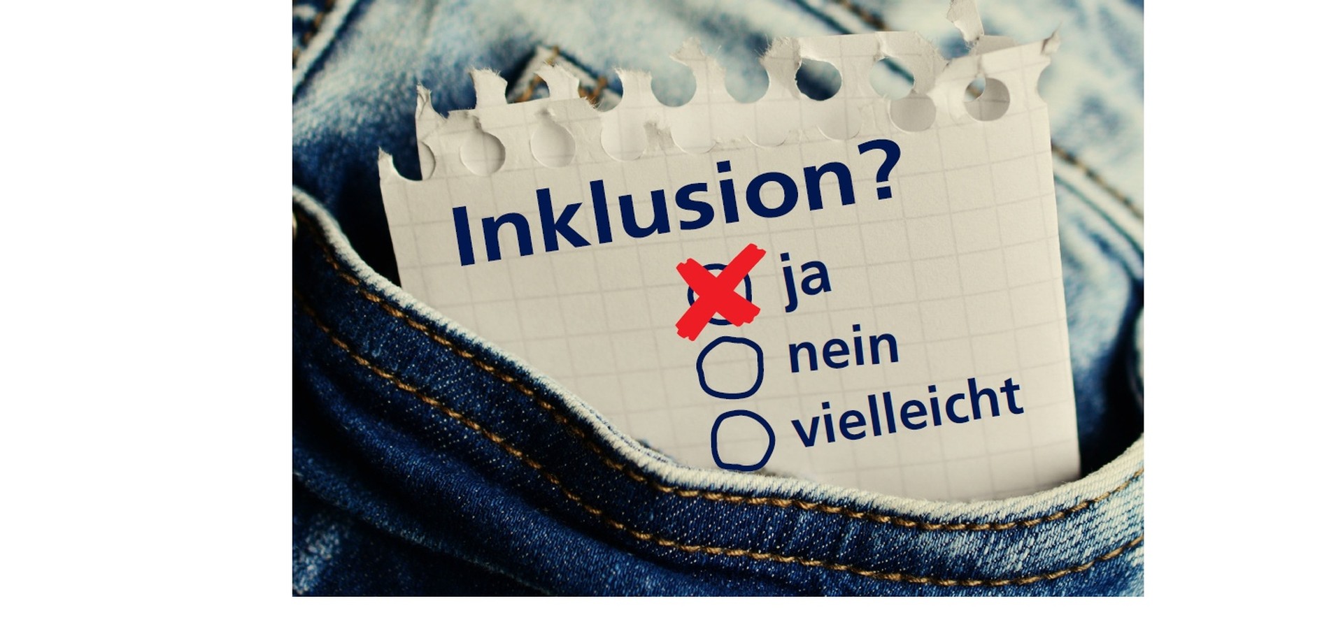 Zettel, der aus einer Hostentasche herausragt mit der Aufschrift: Inklusion? Ja, nein, vielleicht. Bei "Ja" ist ein dickes rotes Kreuz aufgemalt.