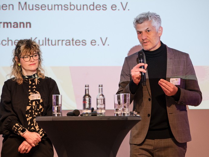 Joachim Baur spricht beim Eröffnungspanel. (vergrößerte Bildansicht wird geöffnet)