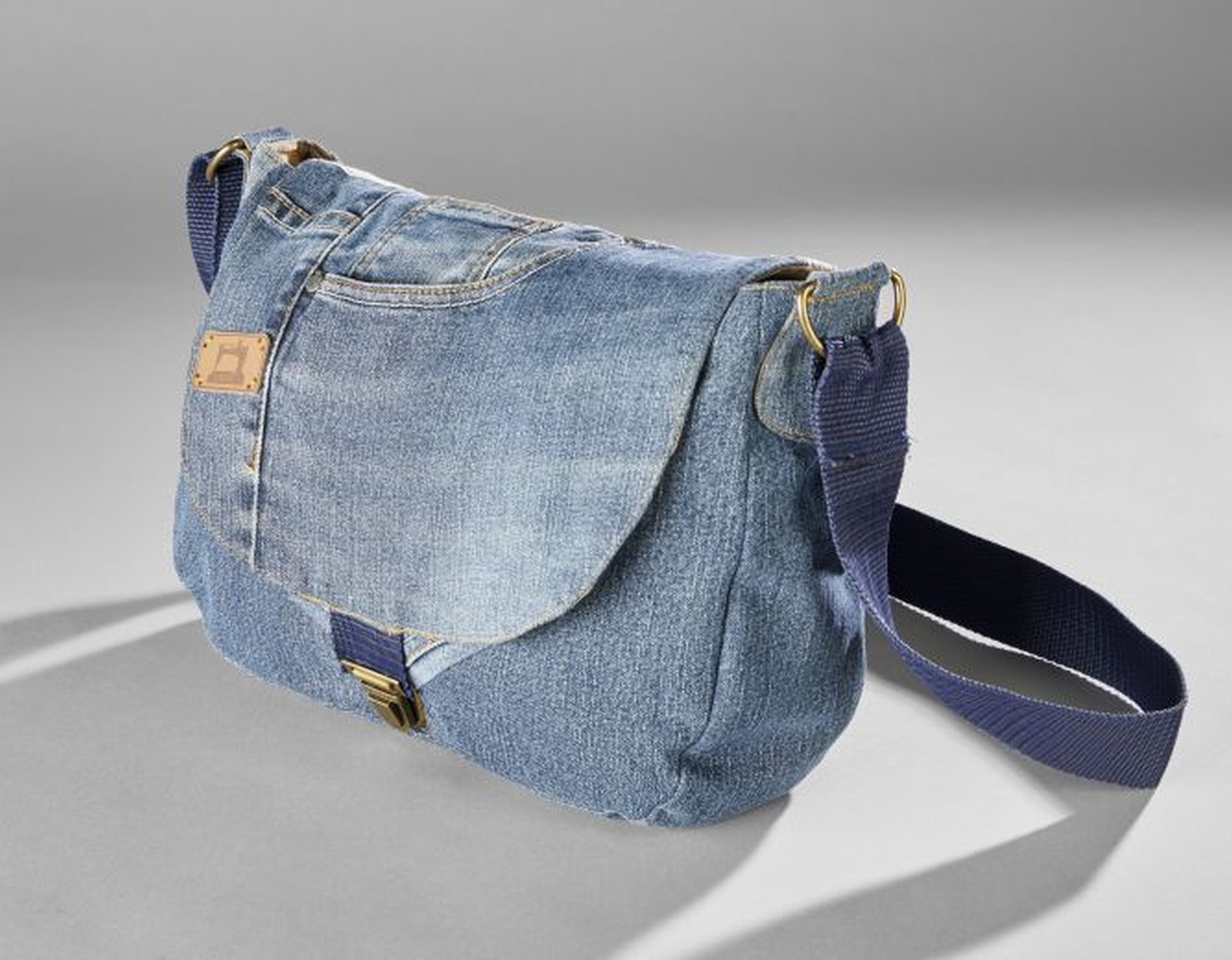 Aus abgelegter Jeans upgecycelte Handtasche (Foto: LWL/ Kainulainen)