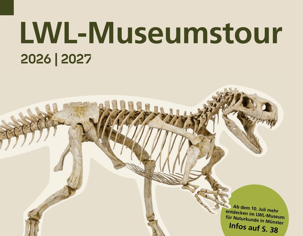 Skelett eines Dinosauriers in seitlicher Ansicht mit geöffnetem Maul vor hellem Hintergrund, oben der Schriftzug 'LWL-Museumstour 2026 | 2027', rechts unten ein grünes rundes Textfeld mit Hinweis zur Ausstellung im LWL-Museum für Naturkunde