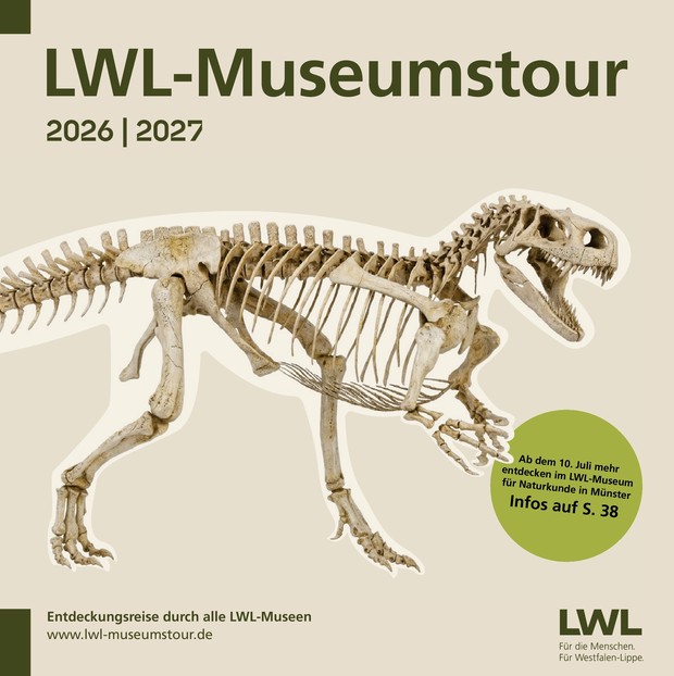 Skelett eines Dinosauriers in seitlicher Ansicht mit geöffnetem Maul vor hellem Hintergrund, oben der Schriftzug 'LWL-Museumstour 2026 | 2027', rechts unten ein grünes rundes Textfeld mit Hinweis zur Ausstellung im LWL-Museum für Naturkunde