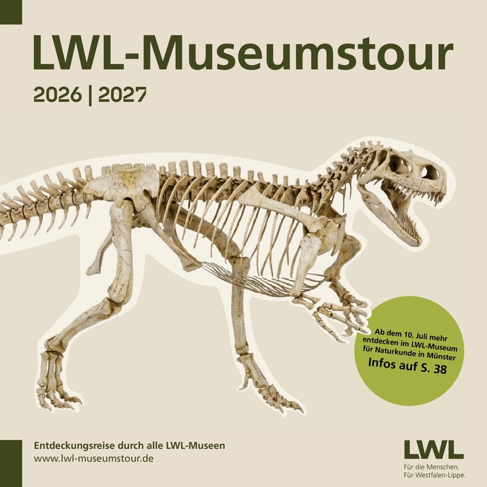Titelbild der LWL-Museumstour 2026/2027: Dinosaurierskelett auf einem hellen Hintergrund