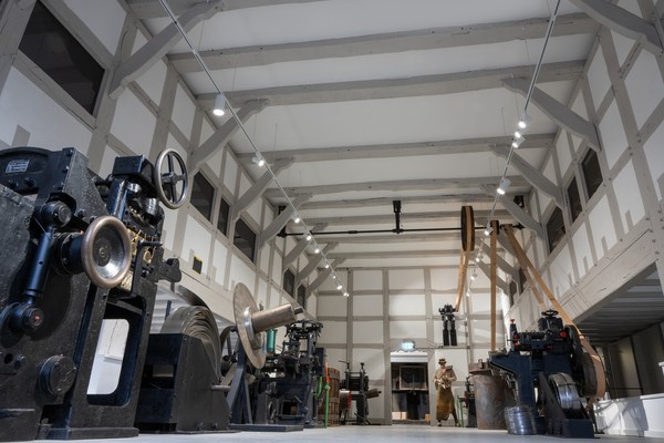 Zwei Personen zeigen auf das Plakat der Ausstellung "775 - Westfalen".