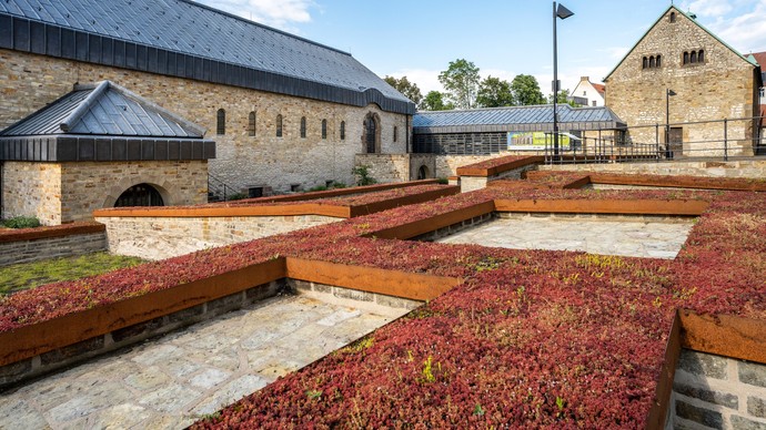 Eine Außenansicht des Museums mit Blumenbeeten.