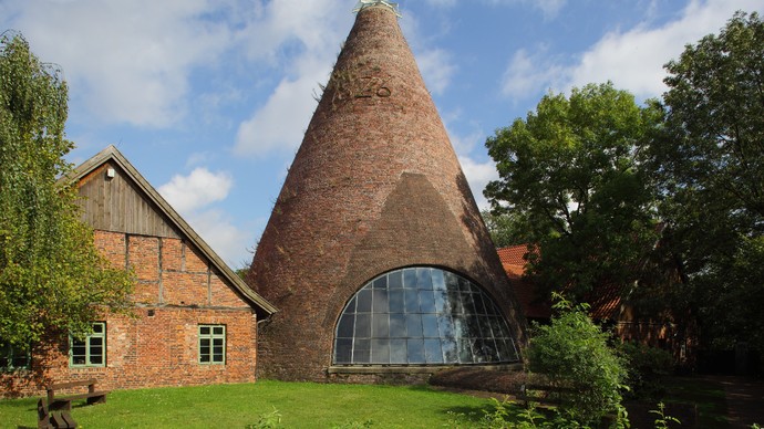 Kegelförmiger Glasturm im Museum