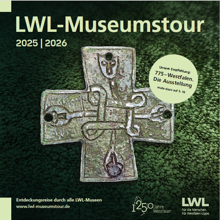 Cover der Museumstour 2025/2026 mit Abbildung von Kreuzfibel zum Themenjahr "1250 Jahre Westfalen"