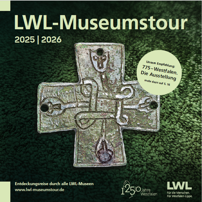 Titelbild der LWL-Museumstour 2025/2026: Eine Kreuzfibel auf grünem Hintergrund.