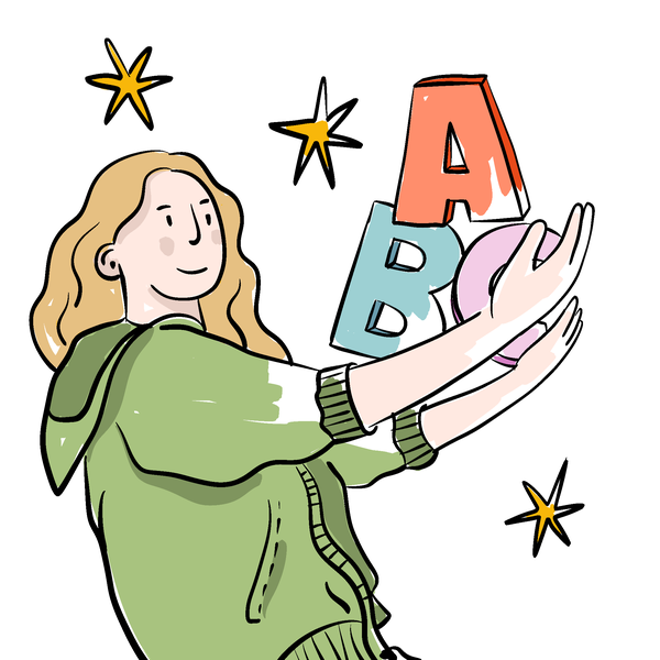 Eine Frau lächelt und hält große Buchstaben A, B und C in den Händen.