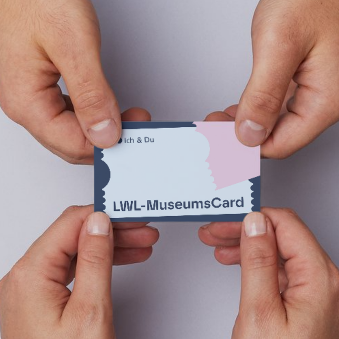 Abbildung der LWL-MuseumsCard, Karte wird von unten und oben von Händen gehalten