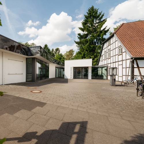Außenansicht des Dobergmuseum Bünde mit Ausstellungsraum links und Eingangsbereich (Mitte) sowie Zigarrenmuseum rechts.