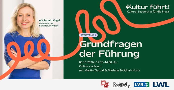 Porträt einer lächelnden Frau mit verschränkten Armen vor grünem Hintergrund mit Text zu einem Webtalk über Grundfragen der Führung am 05.1.2026 von 12:30 bis 14:00 Uhr
