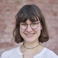 Eine Frau lächelt in die Kamera.