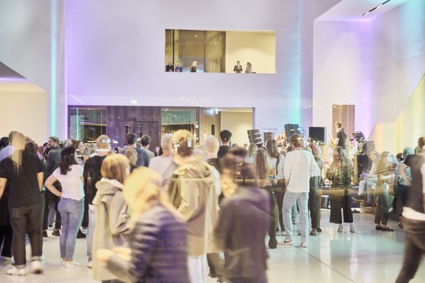 Menschen im Foyer des LWL-Museum für Kunst und Kultur Münster Menschen im Foyer des LWL-Museum für Kunst und Kultur Münster