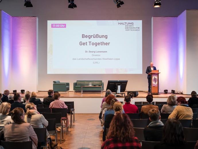 Der Direktor des Landschaftsverbandes. Dr. Georg Lunemann hält ein Grußwort zum Get Together. (vergrößerte Bildansicht wird geöffnet)