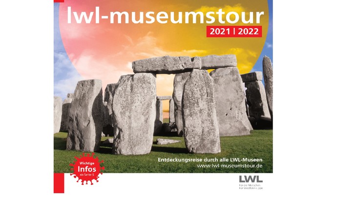 Titelbild der LWL-Museumstour 2020/2021: Grafik mit Tiersilhouetten und einer Frau mit Regenschirm. Grafik: LWL/ M. Puschmann