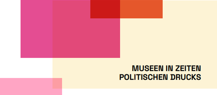 Cover der Publikation mit Titel "Publikation zur Tagung. Museen in Zeiten politischen Drucks" mit pinken, gelben und orangenen Kästen im Hintergrund