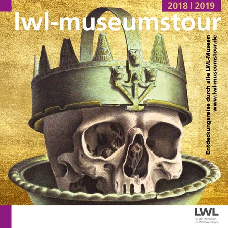 Cover der Museumstour 2018/2019 mit dem Motiv eines Schädels mit Krone