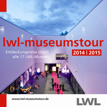 Cover der LWL-Museumstour 2014/2015 mit Motiv: Foto vom Eingang des LWL-Museums Kunst und Kultur in Münster mit rotem Teppich.