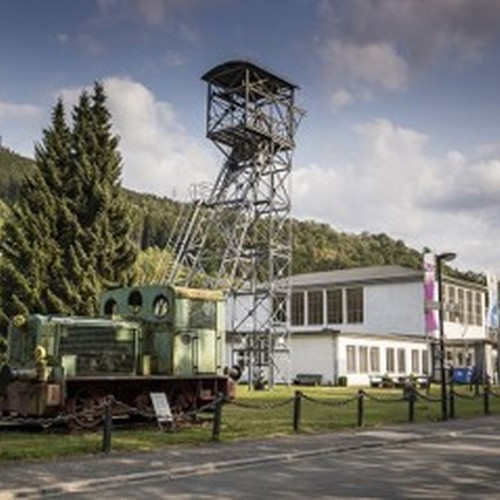 Außenansicht LWL-Museum Erzbergwerk Ramsbeck mit Förderturm und Lock im Vordergrund