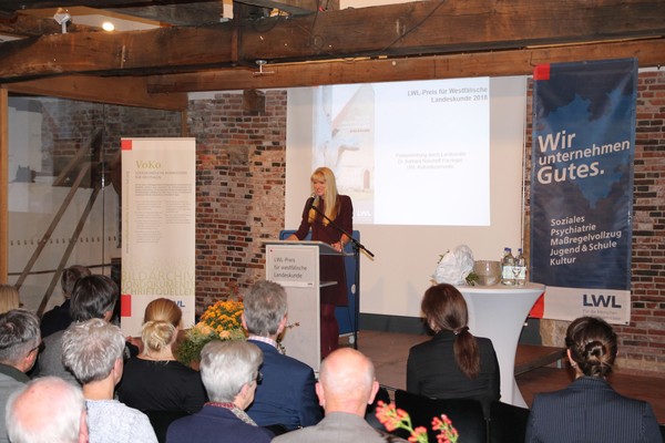 Landesrätin Dr. Barbara Rüschoff-Parzinger begrüßt die Gäste anlässlich der Preisverleihung im Jahr 2018