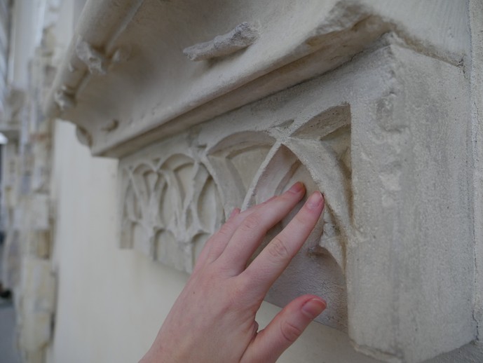 Eine Hand ertastet ein Relief. Eine Hand ertastet ein Relief.
