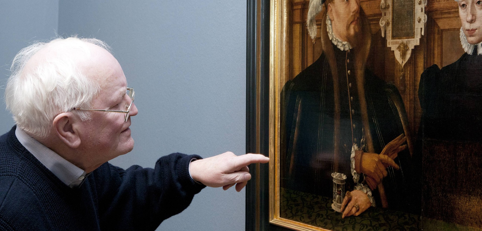 Ein Besucher im LWL-Museum für Kunst und Kultur zeigt auf ein Bild vom Künstler Hermann Tom Ring.