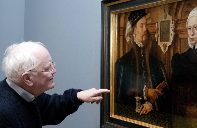 Ein Besucher zeigt auf ein Familienbildnis des Grafen Johann II. von Rietberg vom Künstler Hermann Tom Ring. Das Bild stammt aus 1563.