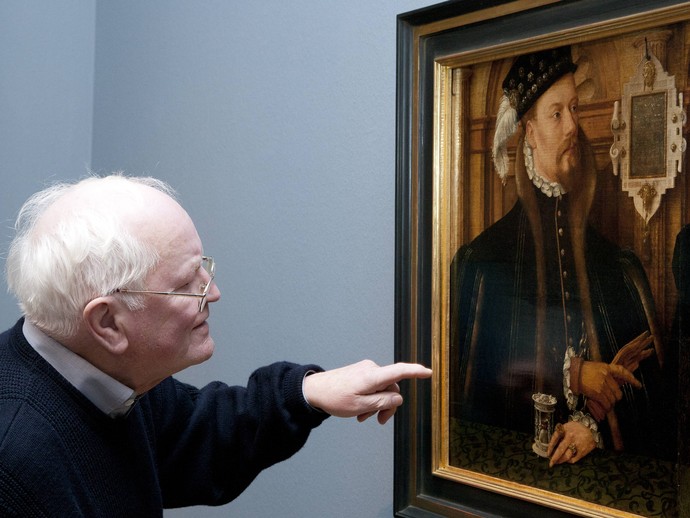Ein Besucher zeigt auf ein Familienbildnis des Grafen Johann II. von Rietberg vom Künstler Hermann Ring Tom aus dem Jahr 1563.