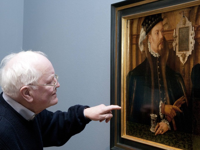 Ein Besucher zeigt auf ein Familienbildnis des Grafen Johann II. von Rietberg vom Künstler Hermann Ring Tom aus dem Jahr 1563.