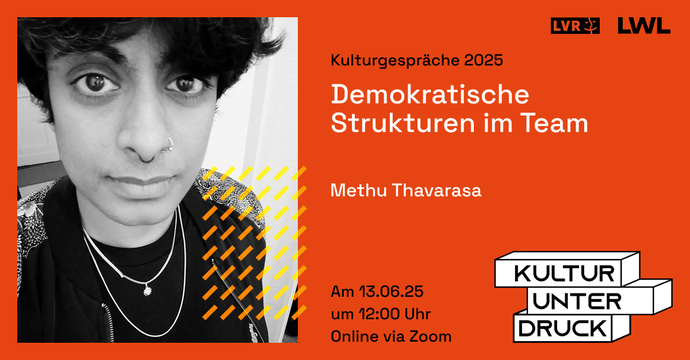 Veranstaltungsankündigung in roterFarbe mit Keyvisual "Kultur unter Druck" und schwarz weiß Foto von vortragender Person Methu Thavarasa.