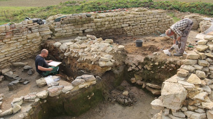 Archäologen zeichnen Mauern und bergen Funde