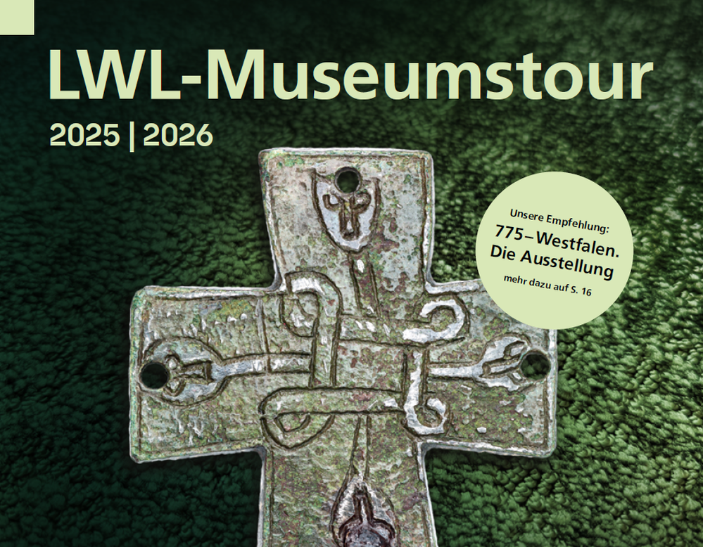 Cover der Museumstour 2025/2026. Abgebildet ist eine kreuzförmige Fibel auf grünem Grund.