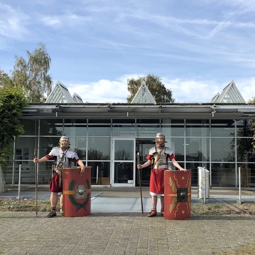 Zwei Personen, die als römische Legionäre verkleidet sind, bewachen den Eingang des LWL-Römermuseums.