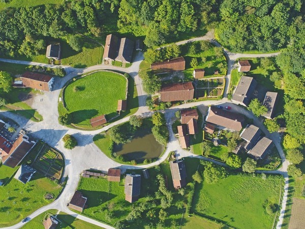 Das Freilichtmuseum in Detmold aus der Luft: mehrere Gebäude in einer grünen Landschaft.