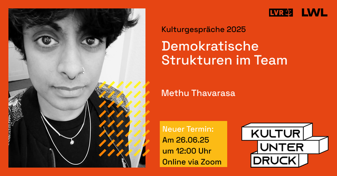 Veranstaltungsankündigung in roter Farbe mit Keyvisual "Kultur unter Druck" und schwarz weiß Foto von vortragender Person Methu Thavarasa.