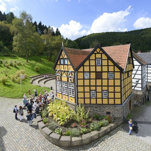 Das gelbe Tabakhaus auf dem oberen Platz im LWL-Freilichtmuseum Hagen.