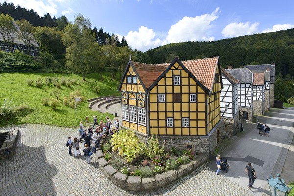 Das gelbe Tabakhaus auf dem oberen Platz im LWL-Freilichtmuseum Hagen.
