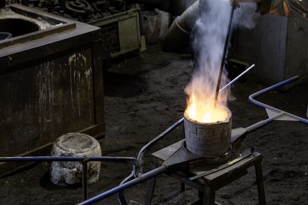 Schmiedeofen mit glühendem Feuer und Rauch in einer Werkstatt